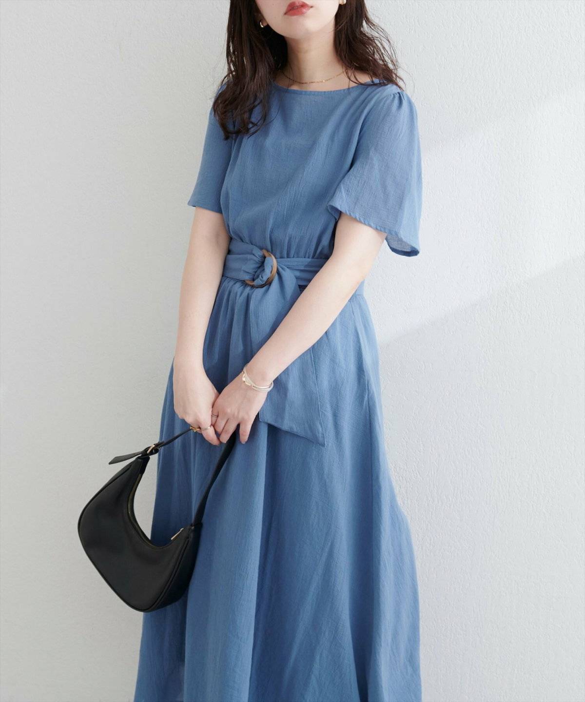 ワンピースコーデの女性