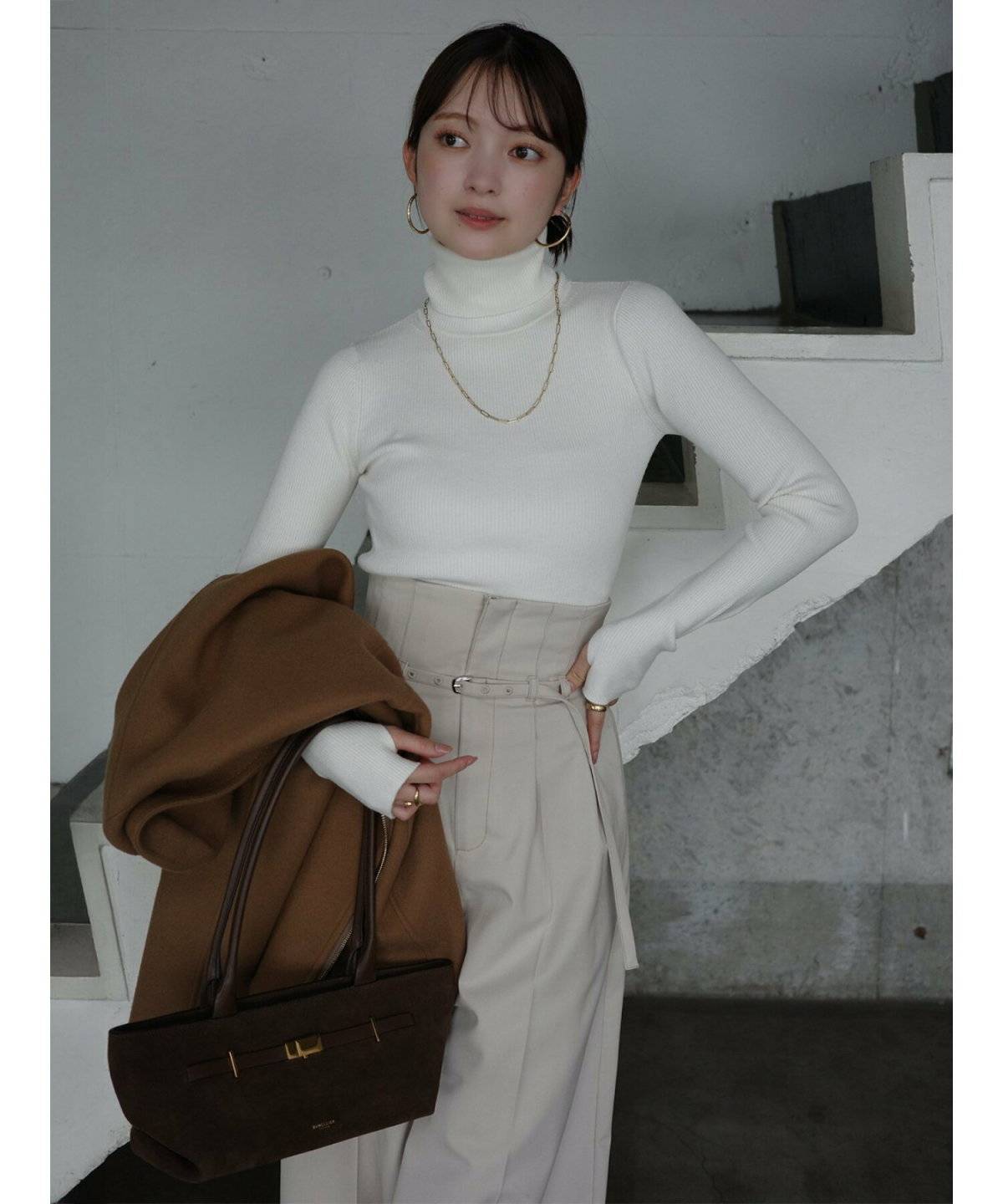 パンツコーデの女性