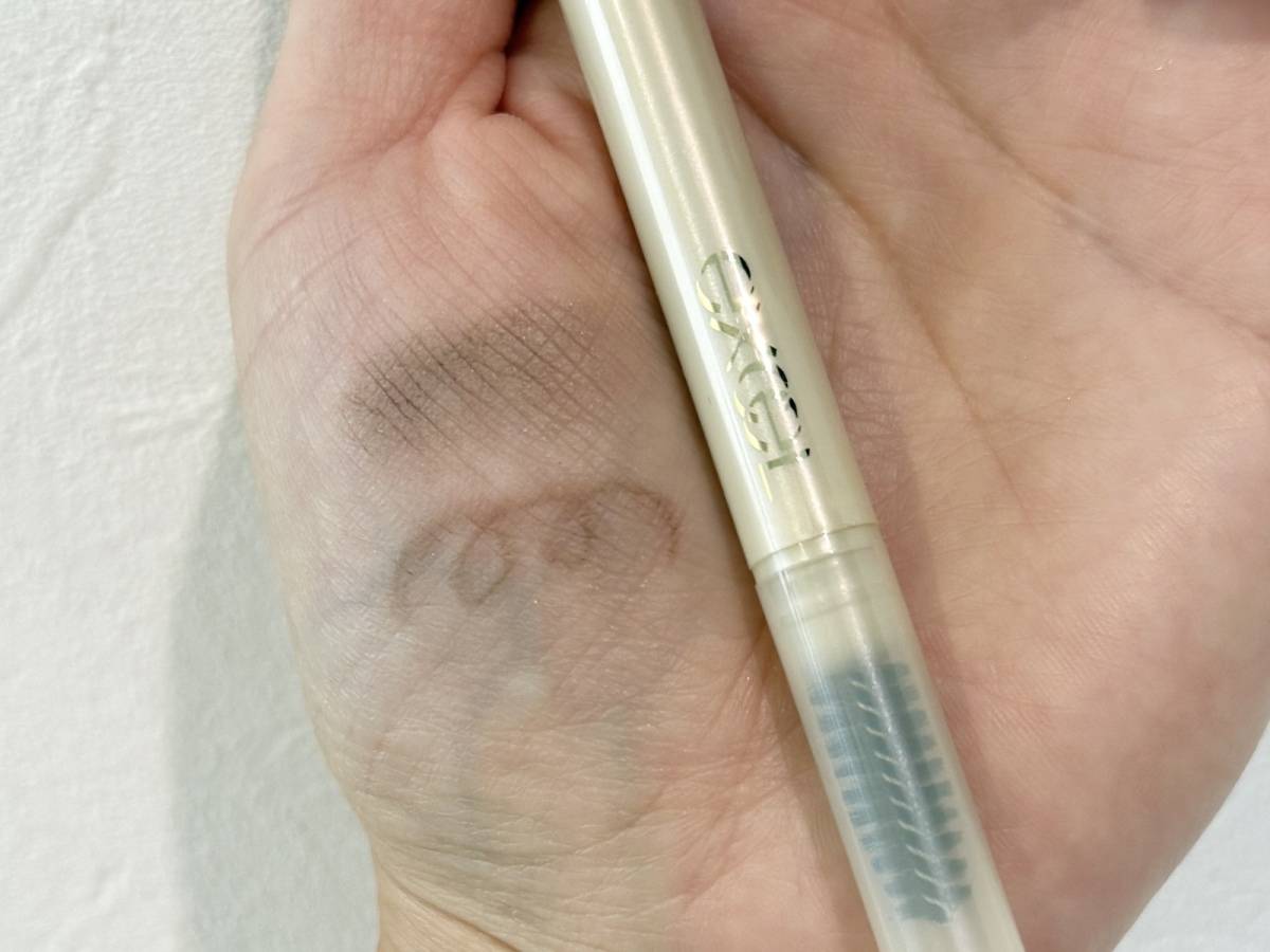 「PE06アッシュベージュ」スウォッチ