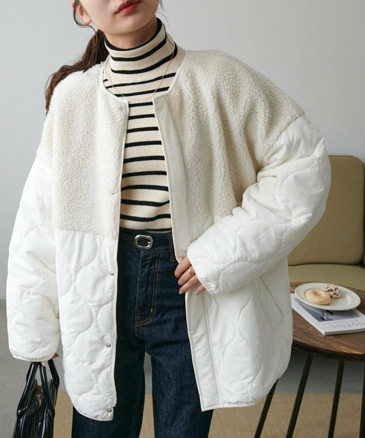 パンツコーデの女性