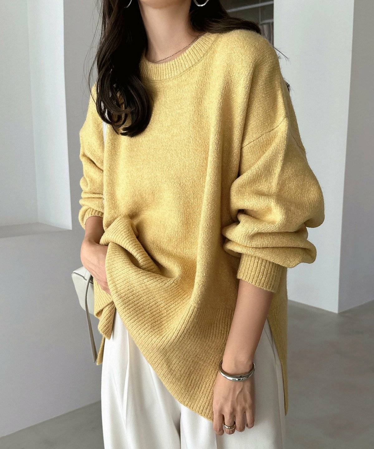 パンツコーデの女性