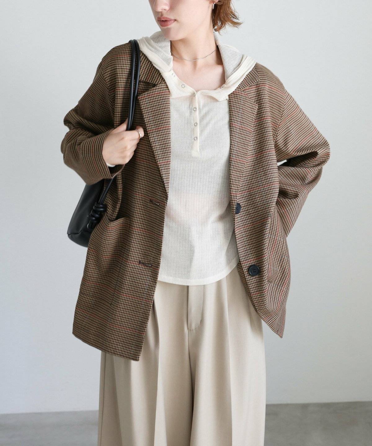 パンツコーデの女性