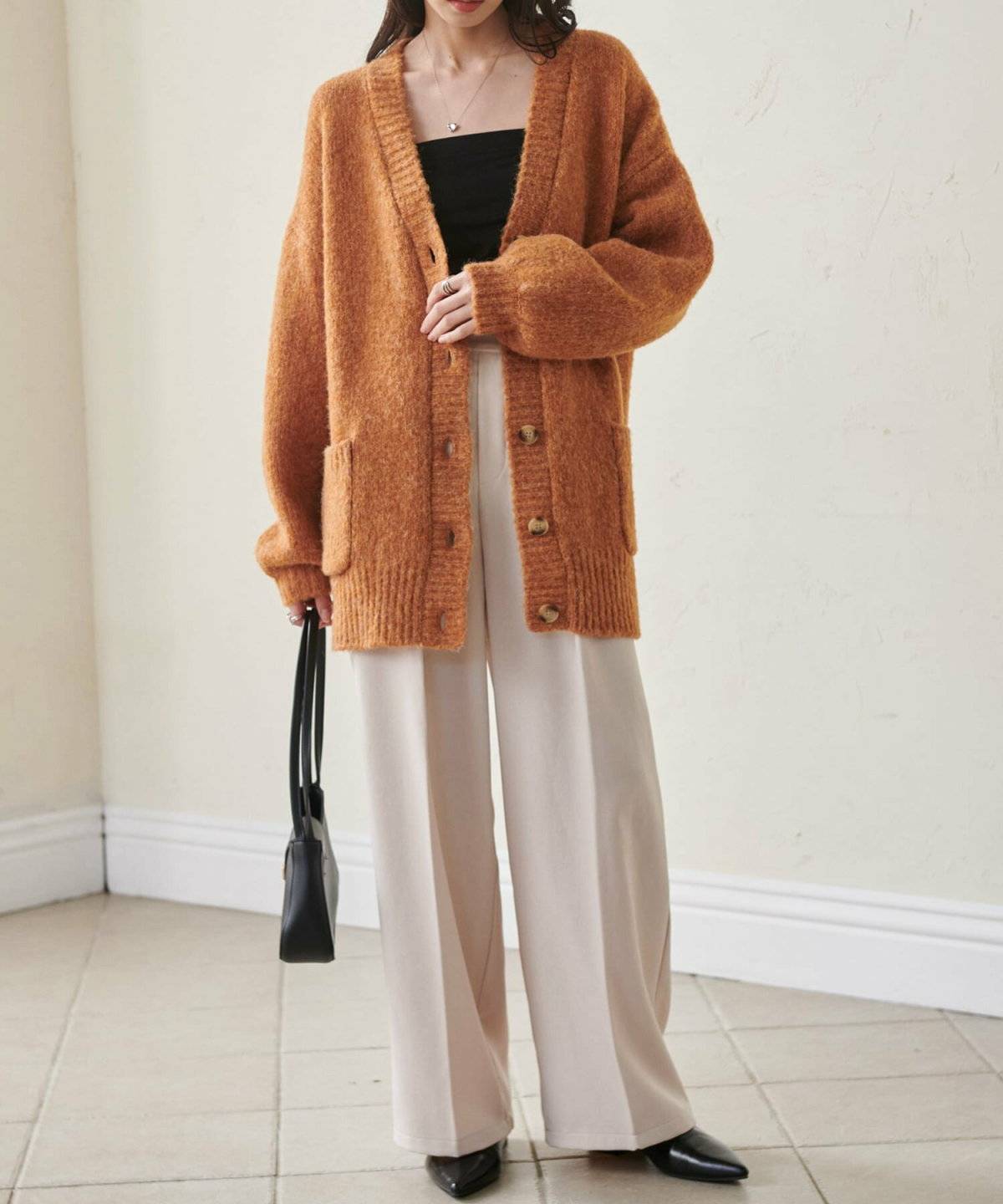 パンツコーデの女性