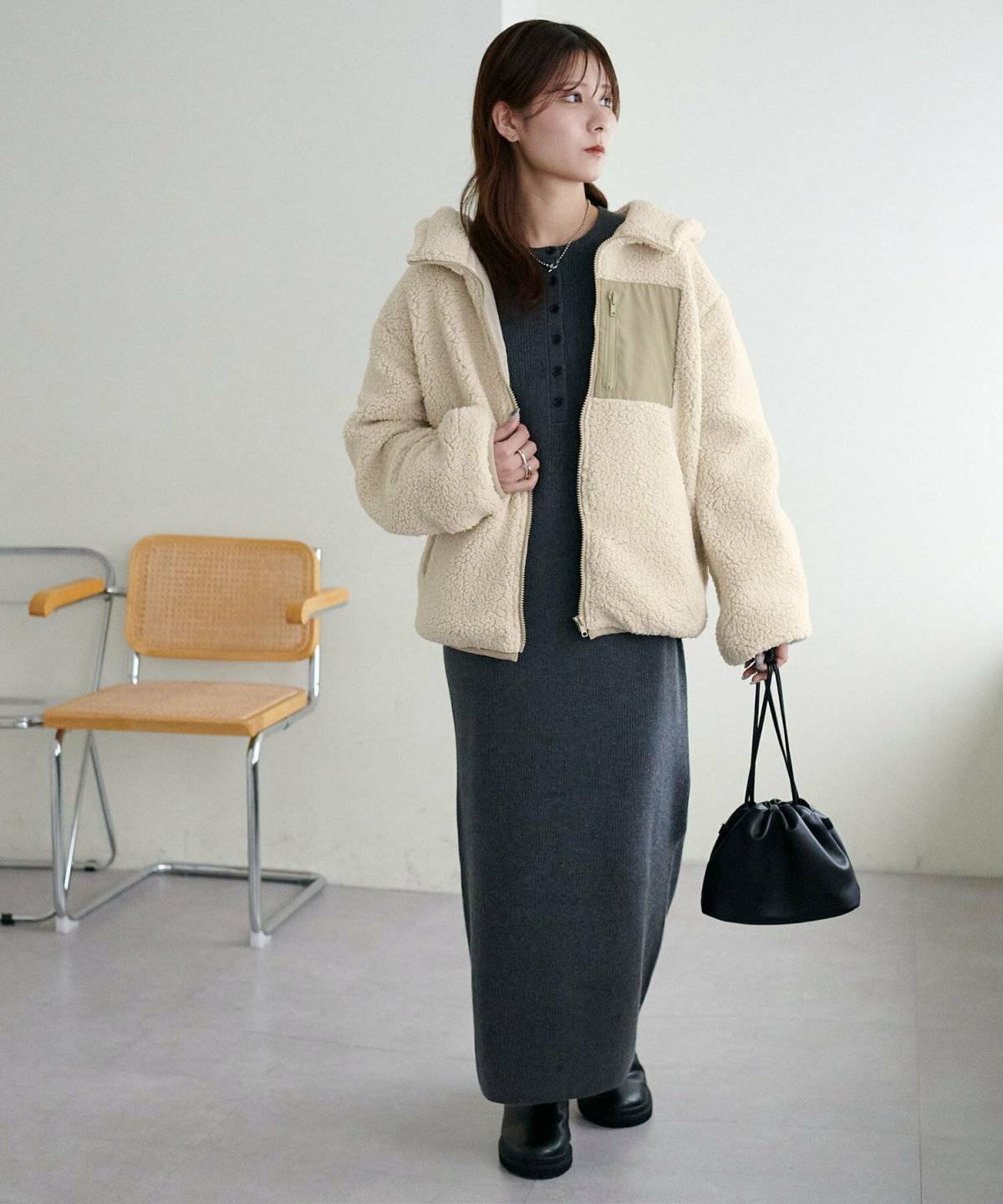 ワンピースコーデの女性