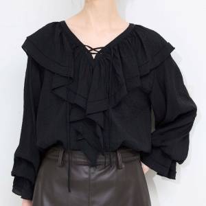 ぽっこりお腹が気にならない！細く見えるトップス5選〜2025年秋〜