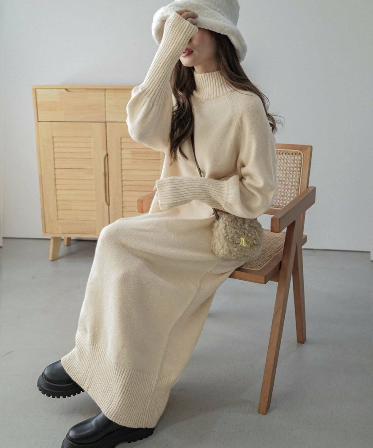 ワンピースコーデの女性