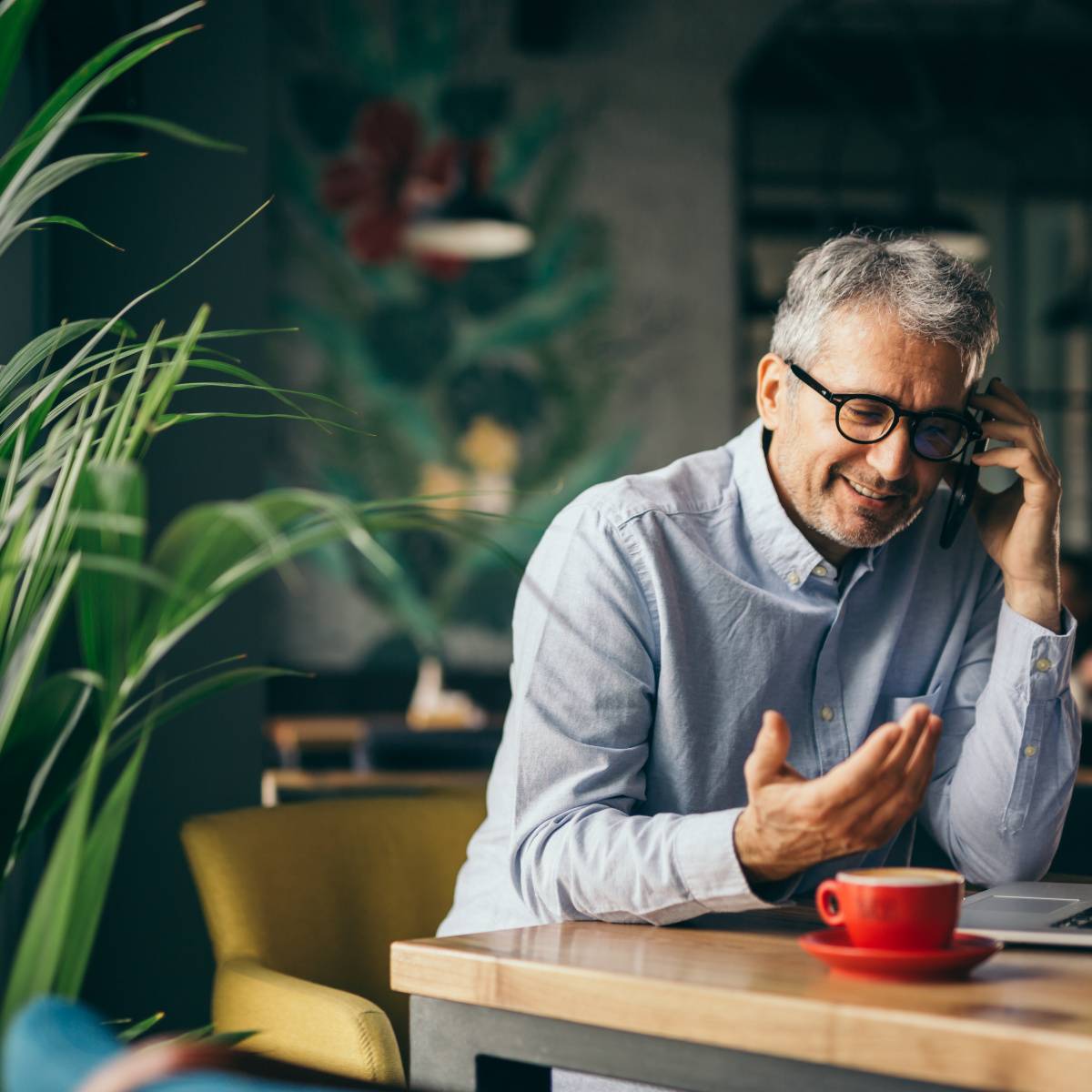 笑顔で電話する男性