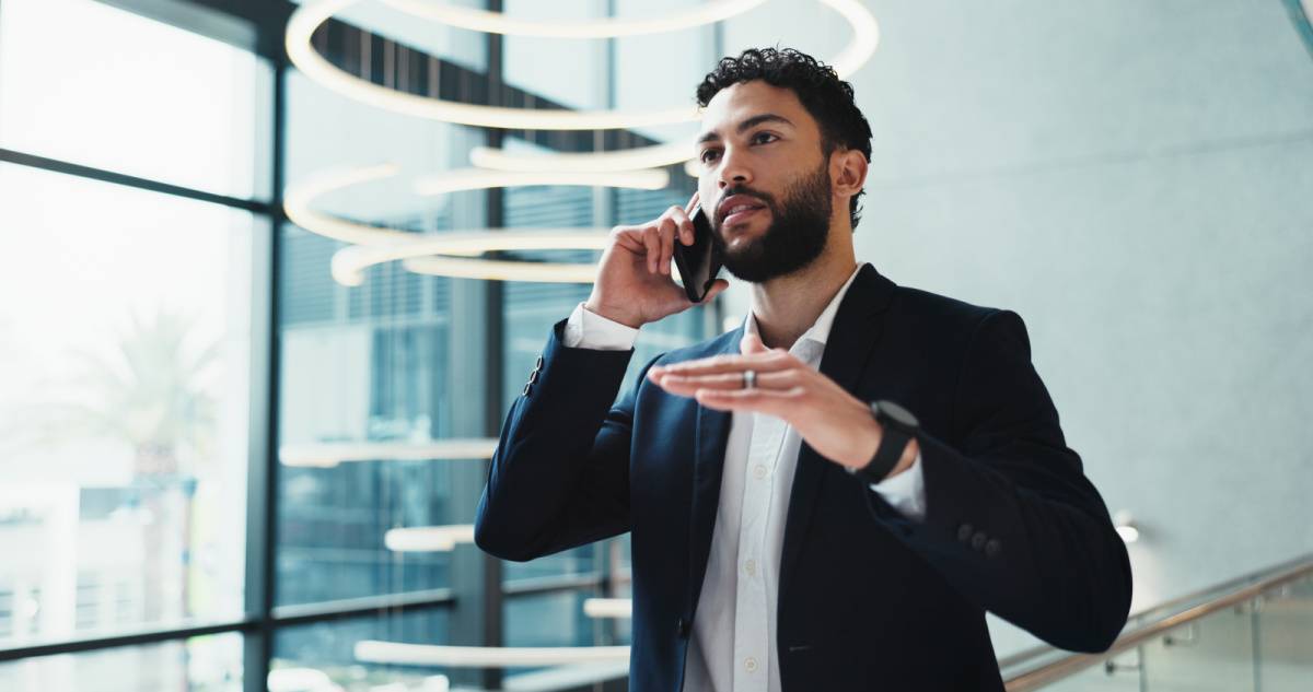 立って電話する男性