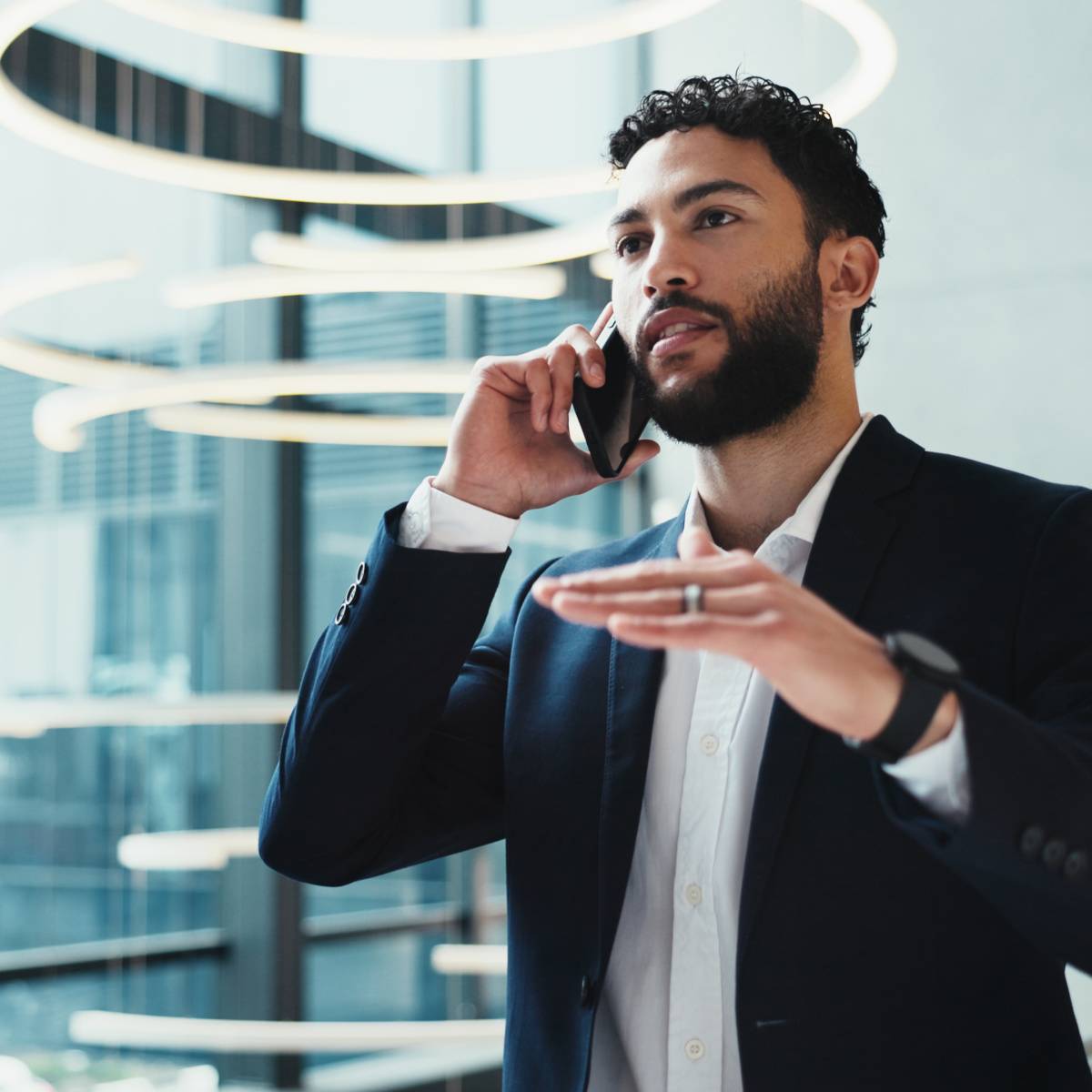 立って電話する男性