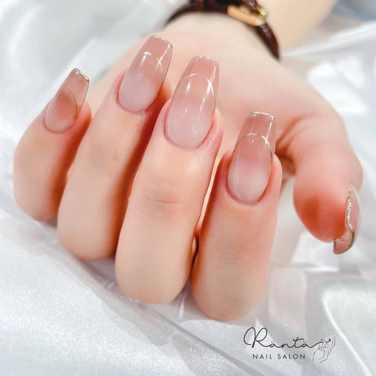 グラデーションと囲みフレンチネイル