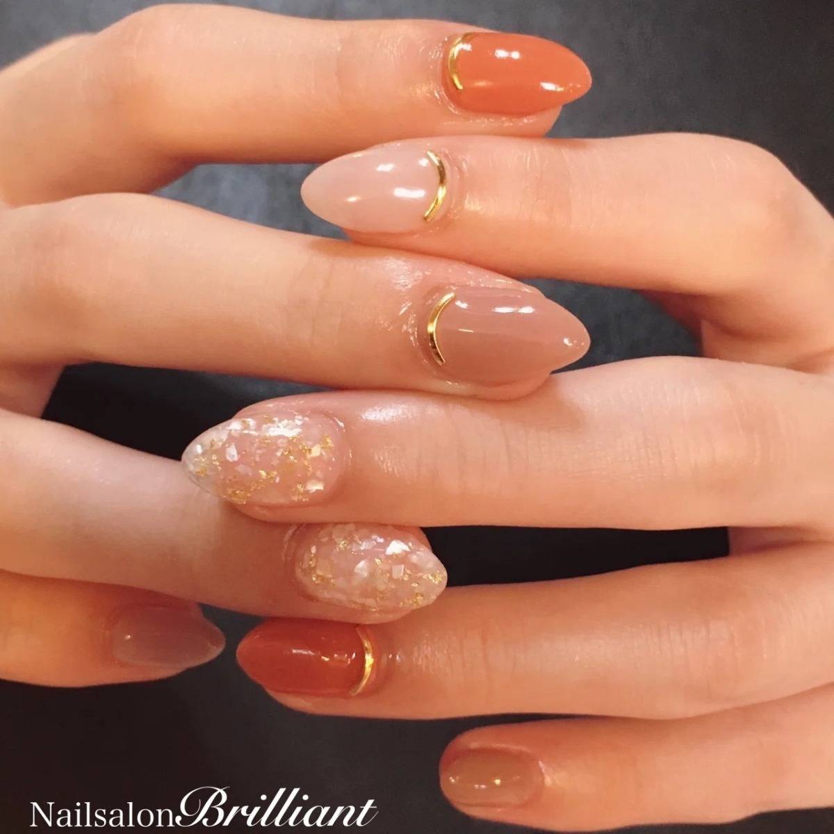 ヌーディーカラーとシェルやゴールドのネイル