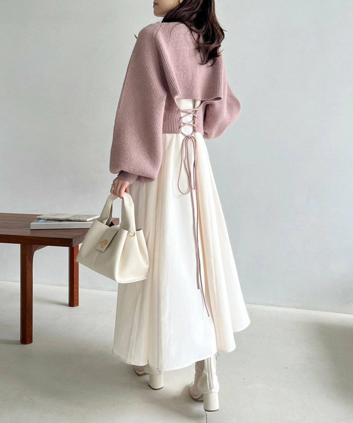 ワンピースコーデの女性