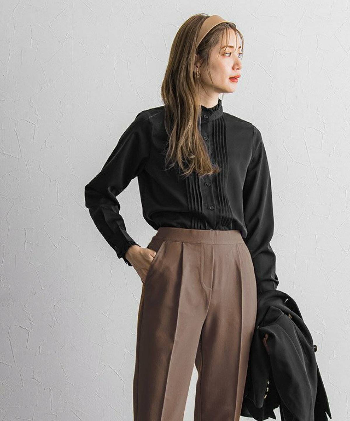 ブラウス×パンツコーデの女性