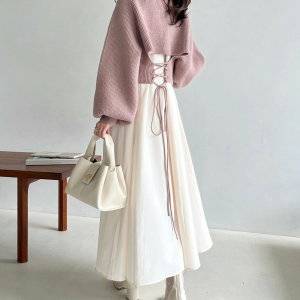  ワンピースコーデの女性 