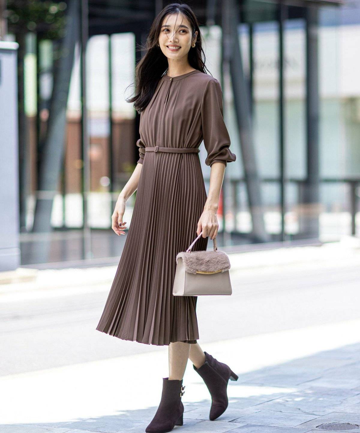 ワンピースコーデの女性