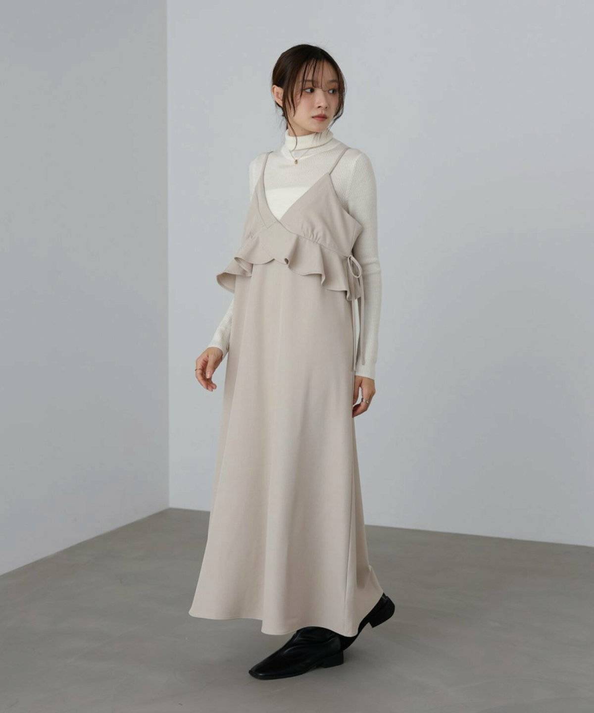 ワンピースコーデの女性