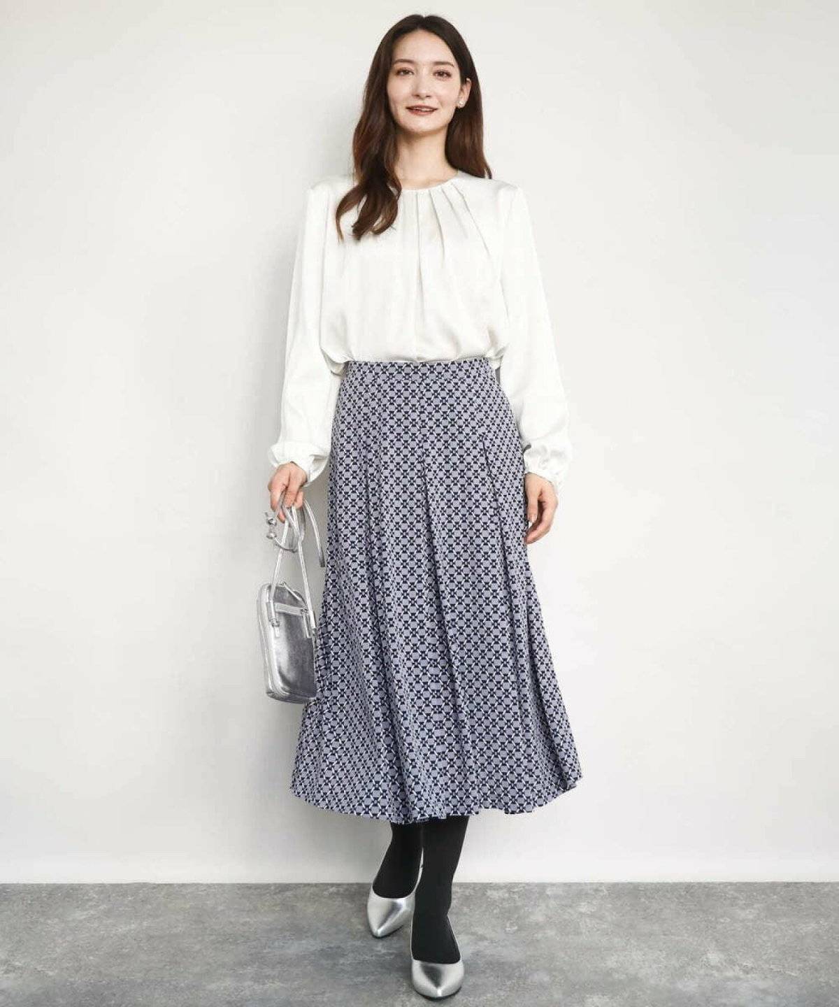 スカートコーデの女性