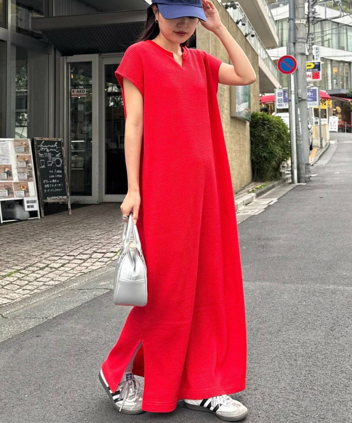 ワンピースコーデの女性