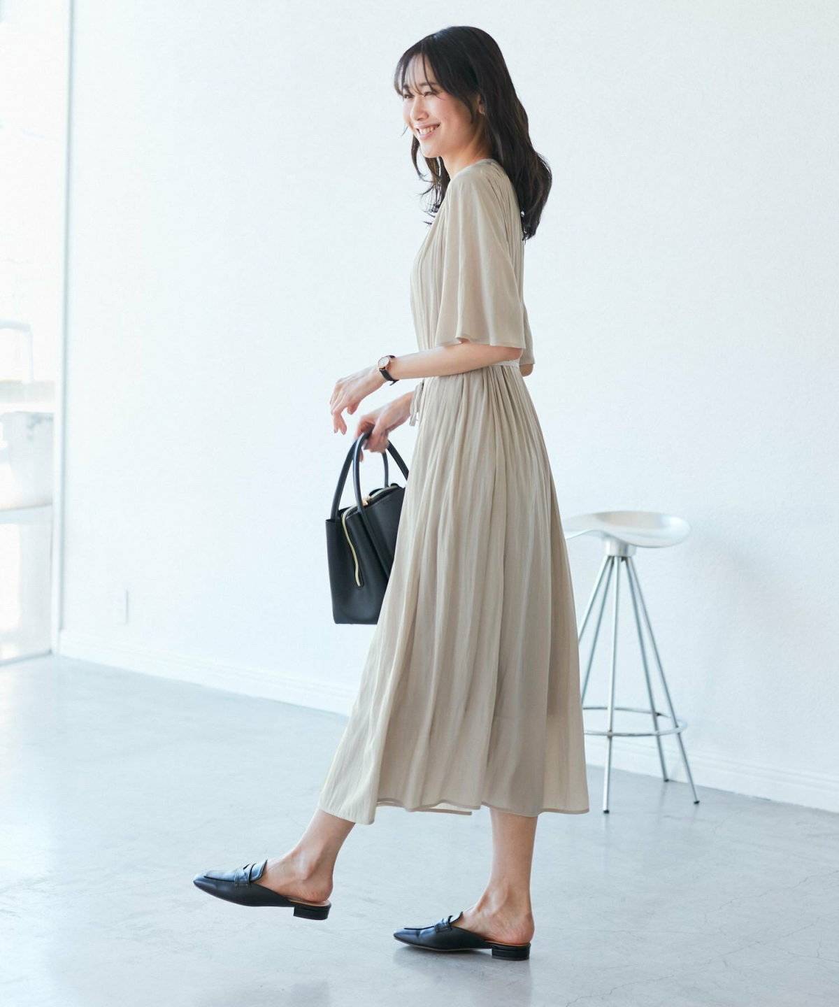 ワンピースコーデの女性