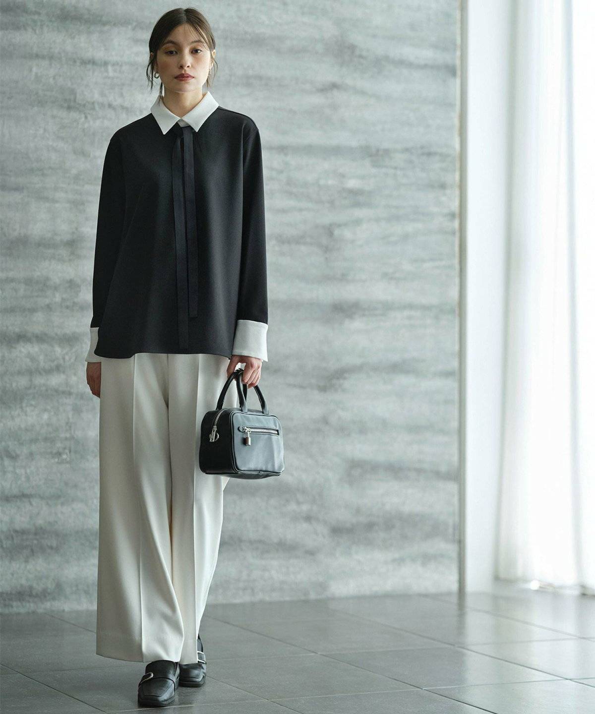 パンツコーデの女性