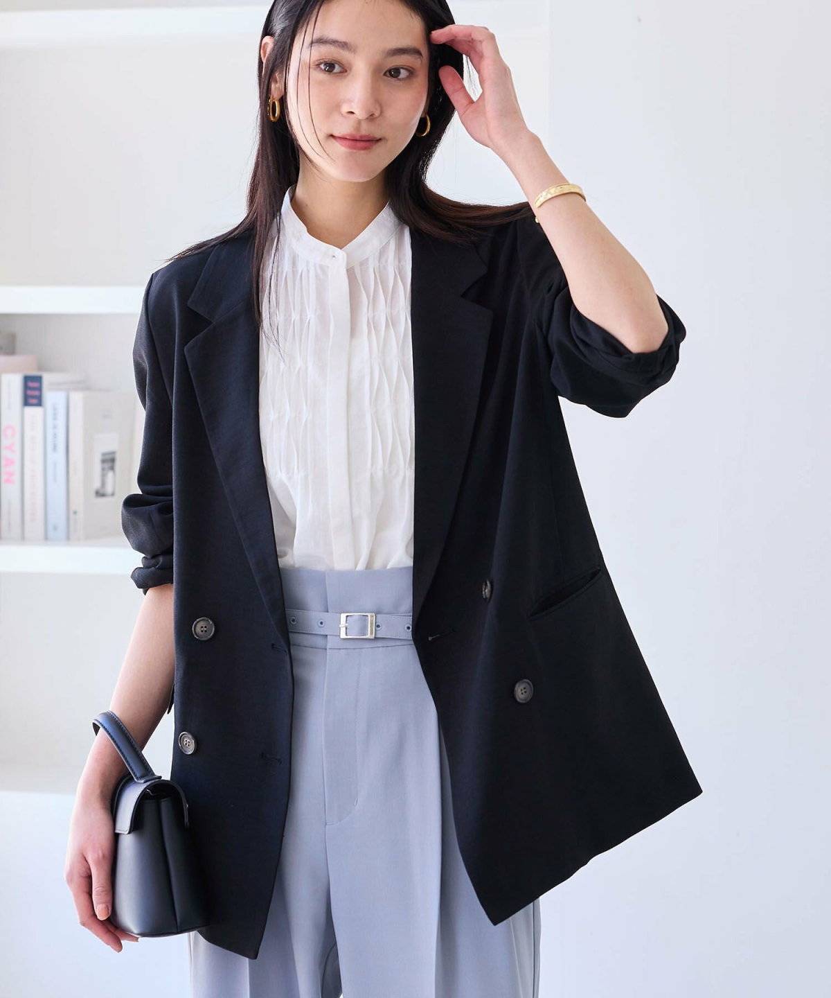 ジャケットとパンツコーデの女性