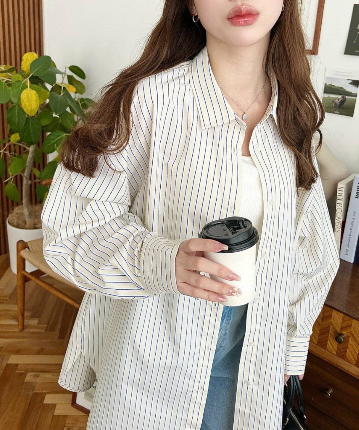 シャツコーデの女性