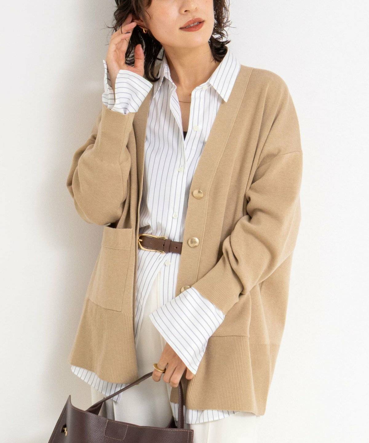 シャツコーデの女性