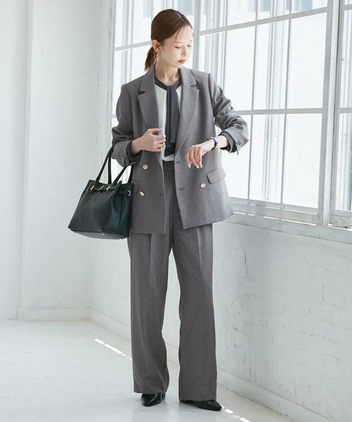 パンツコーデの女性