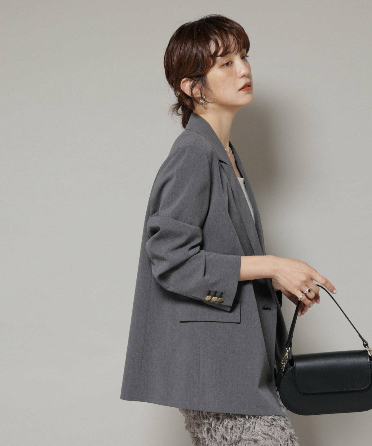 ジャケットコーデの女性