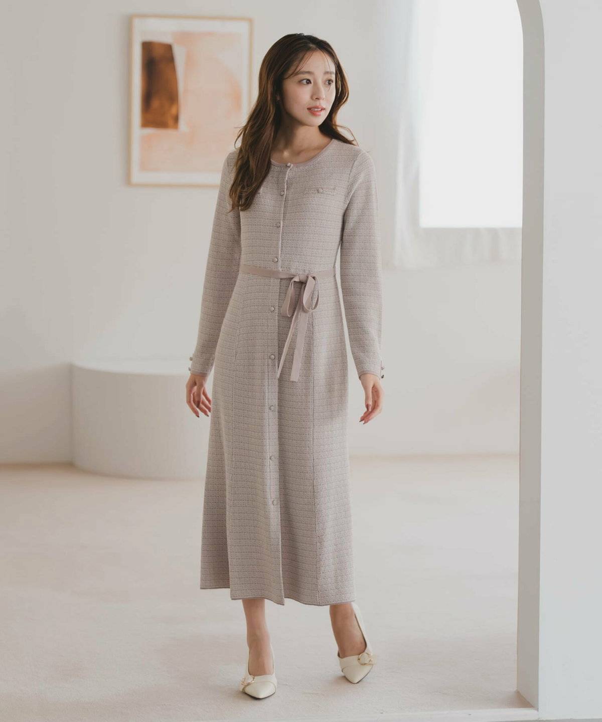 ニットワンピースコーデの女性