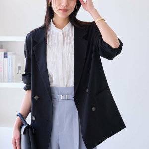  パンツコーデの女性 