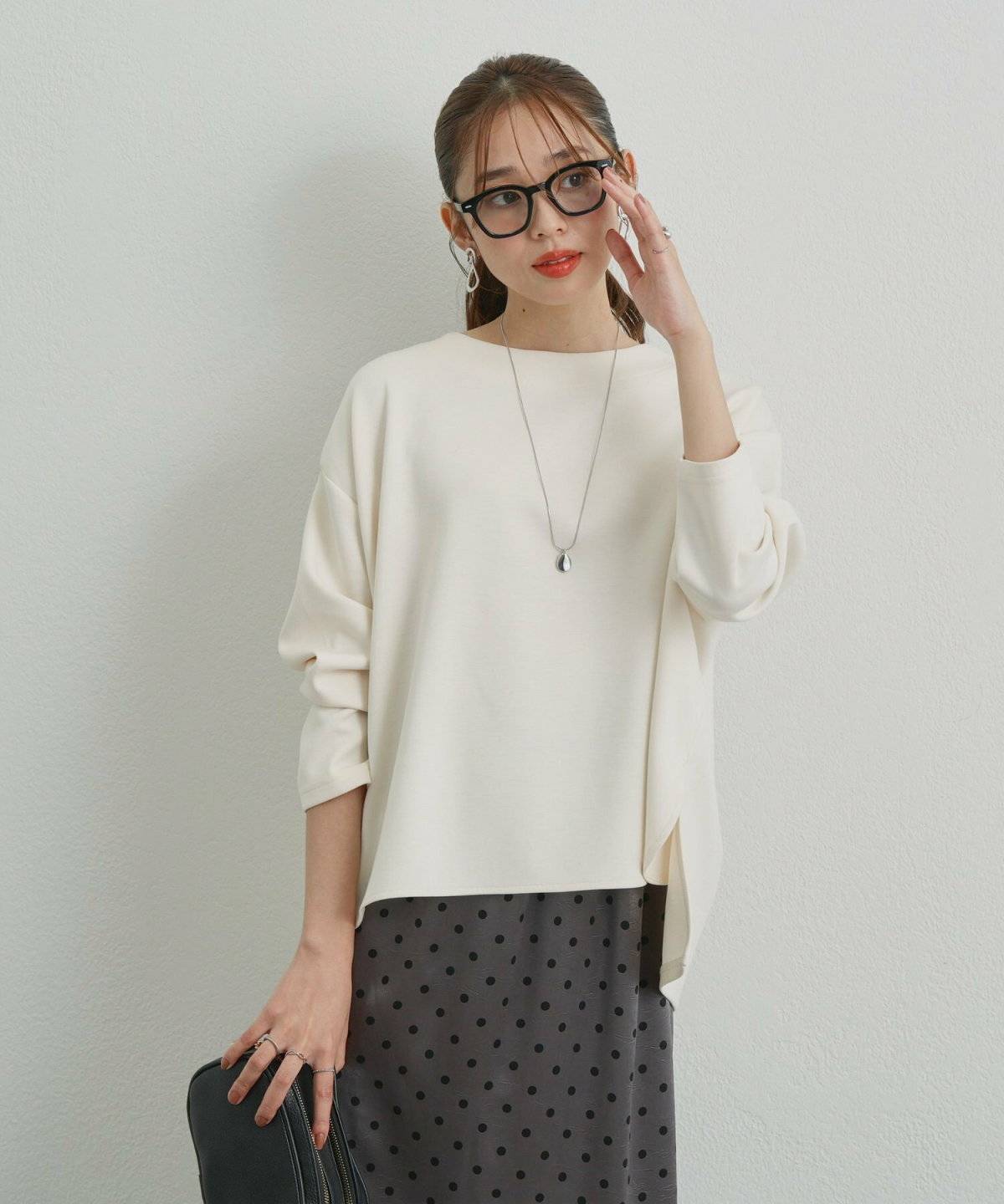 スカートを使ったコーデの女性