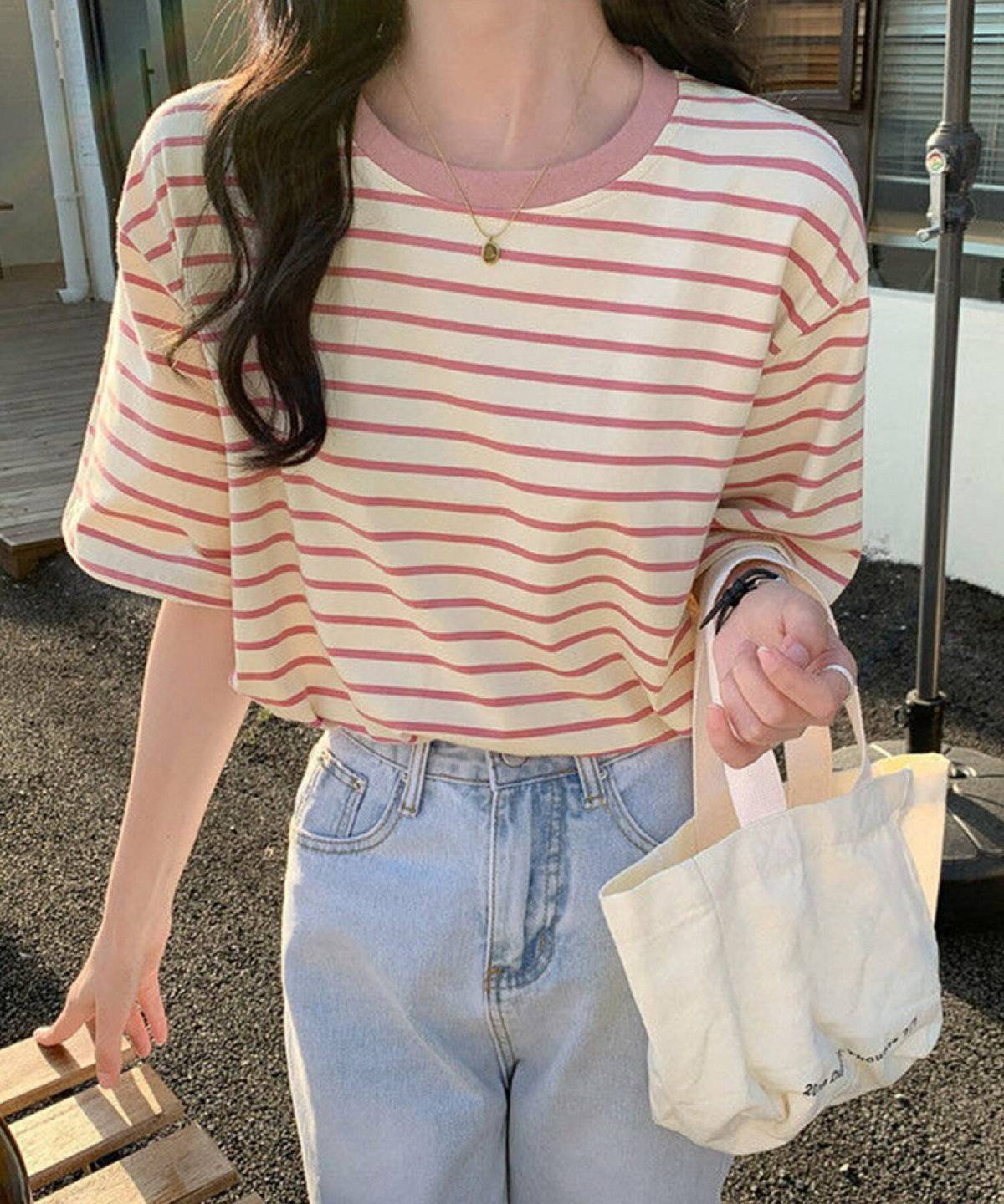 パンツコーデの女性