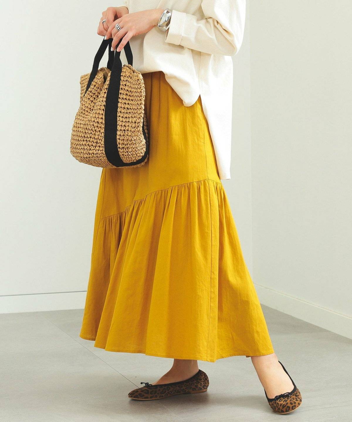 スカートコーデの女性