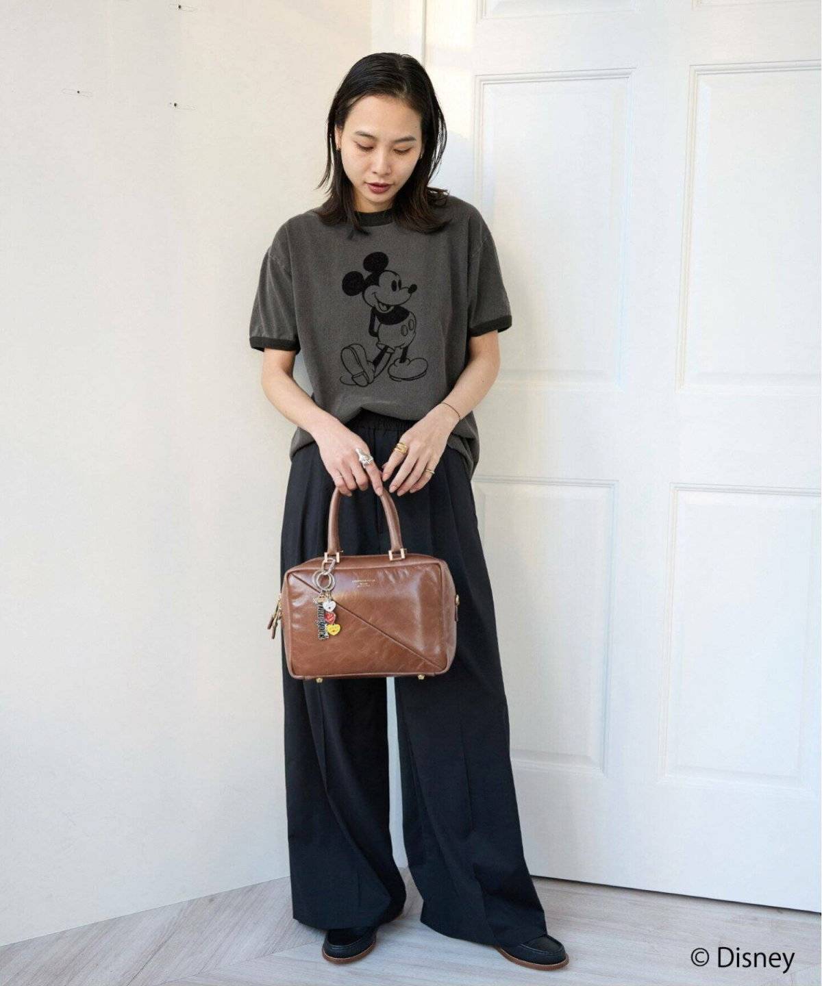 パンツコーデの女性