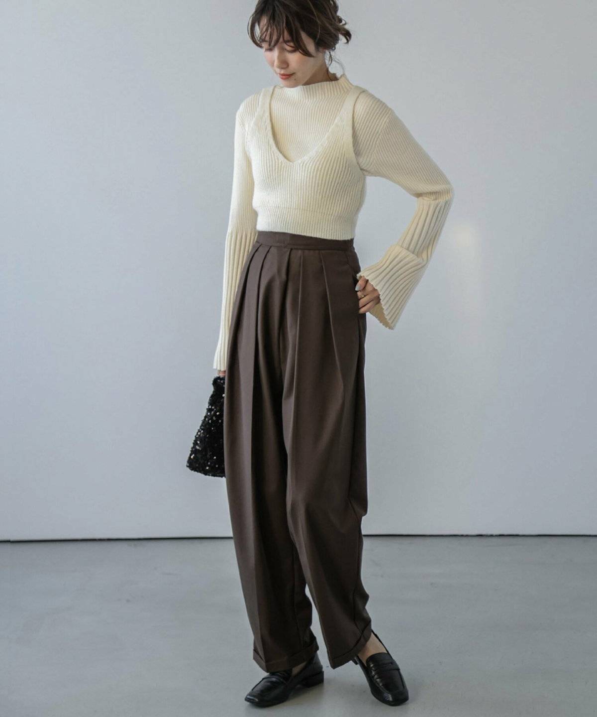 パンツコーデの女性