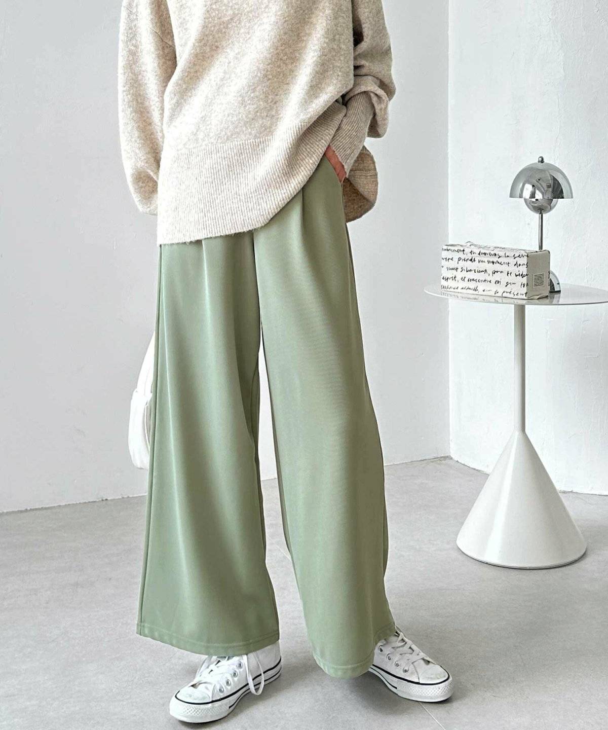 パンツコーデの女性