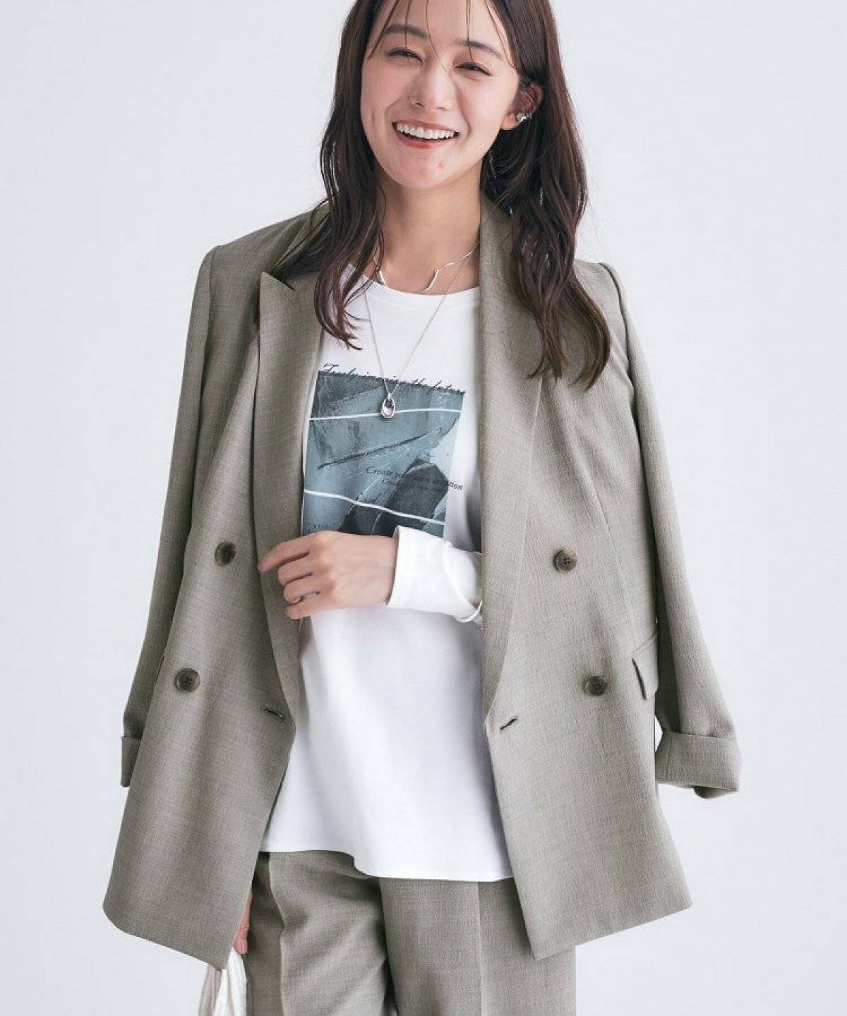 パンツコーデの女性