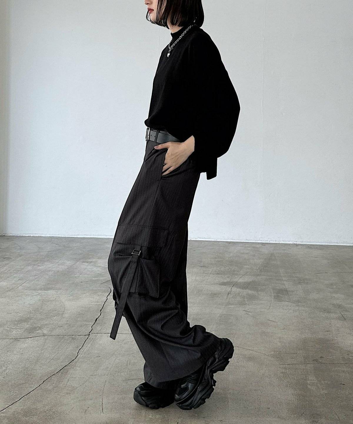 パンツコーデの女性