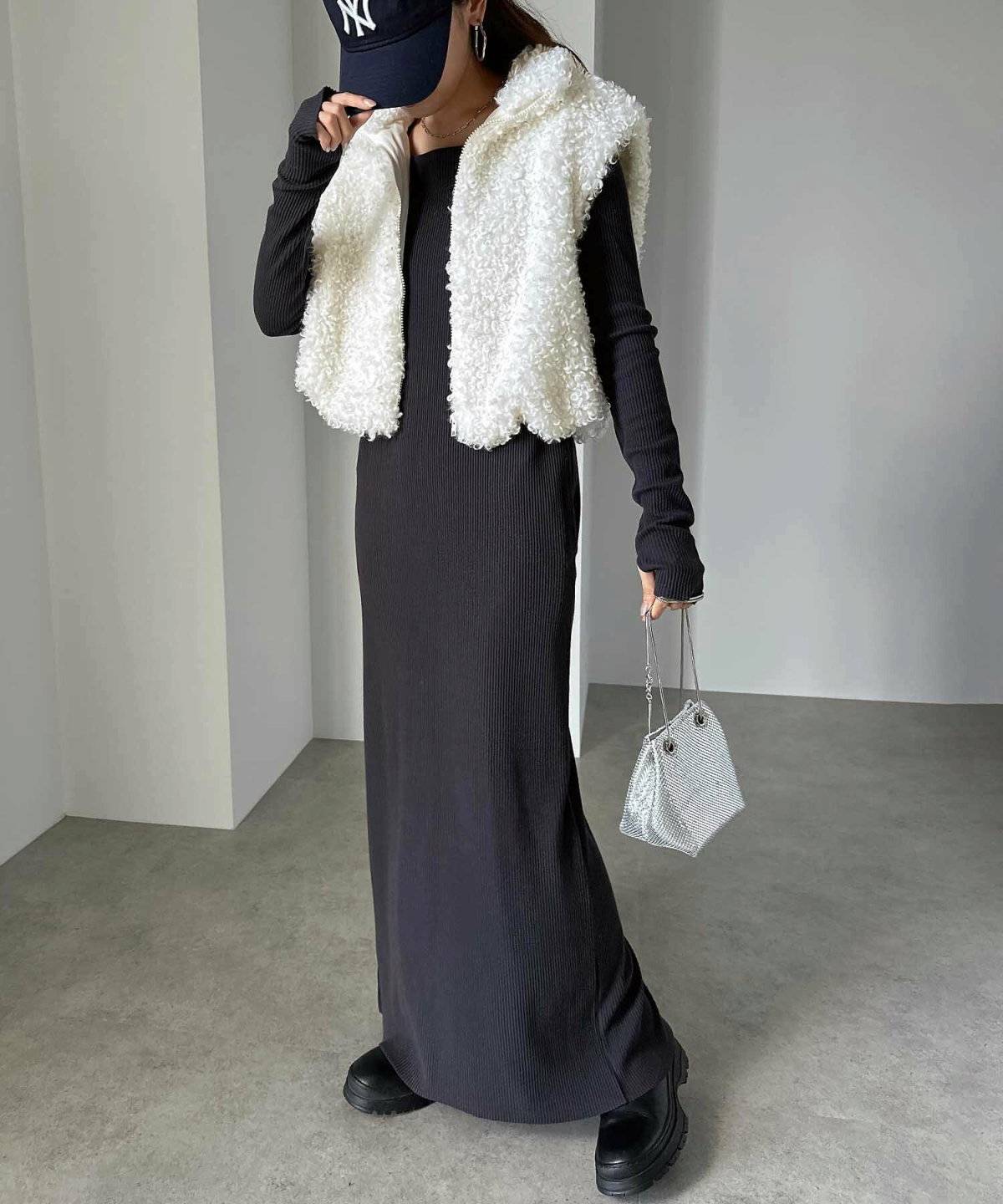 ワンピースコーデの女性