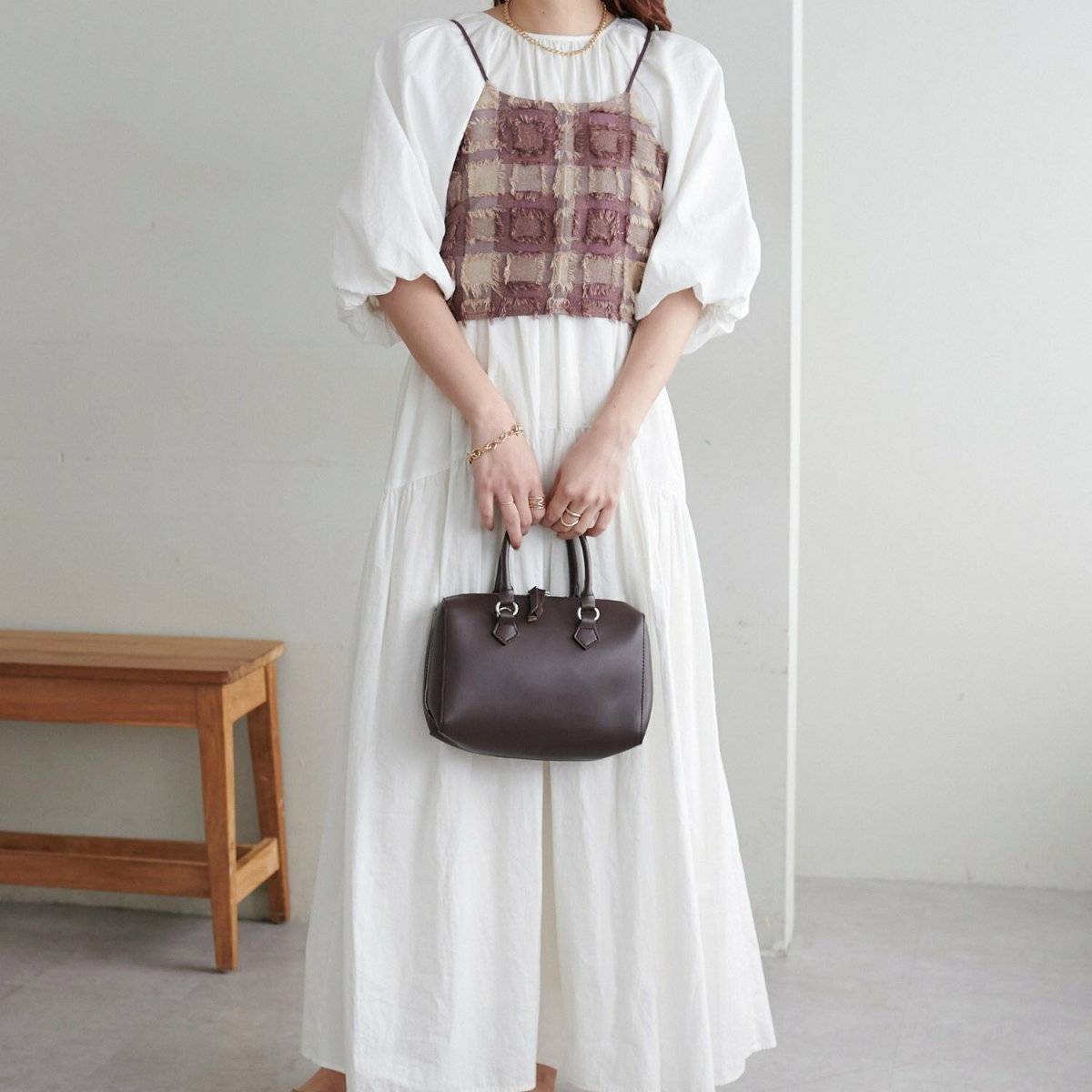 ワンピースコーデの女性