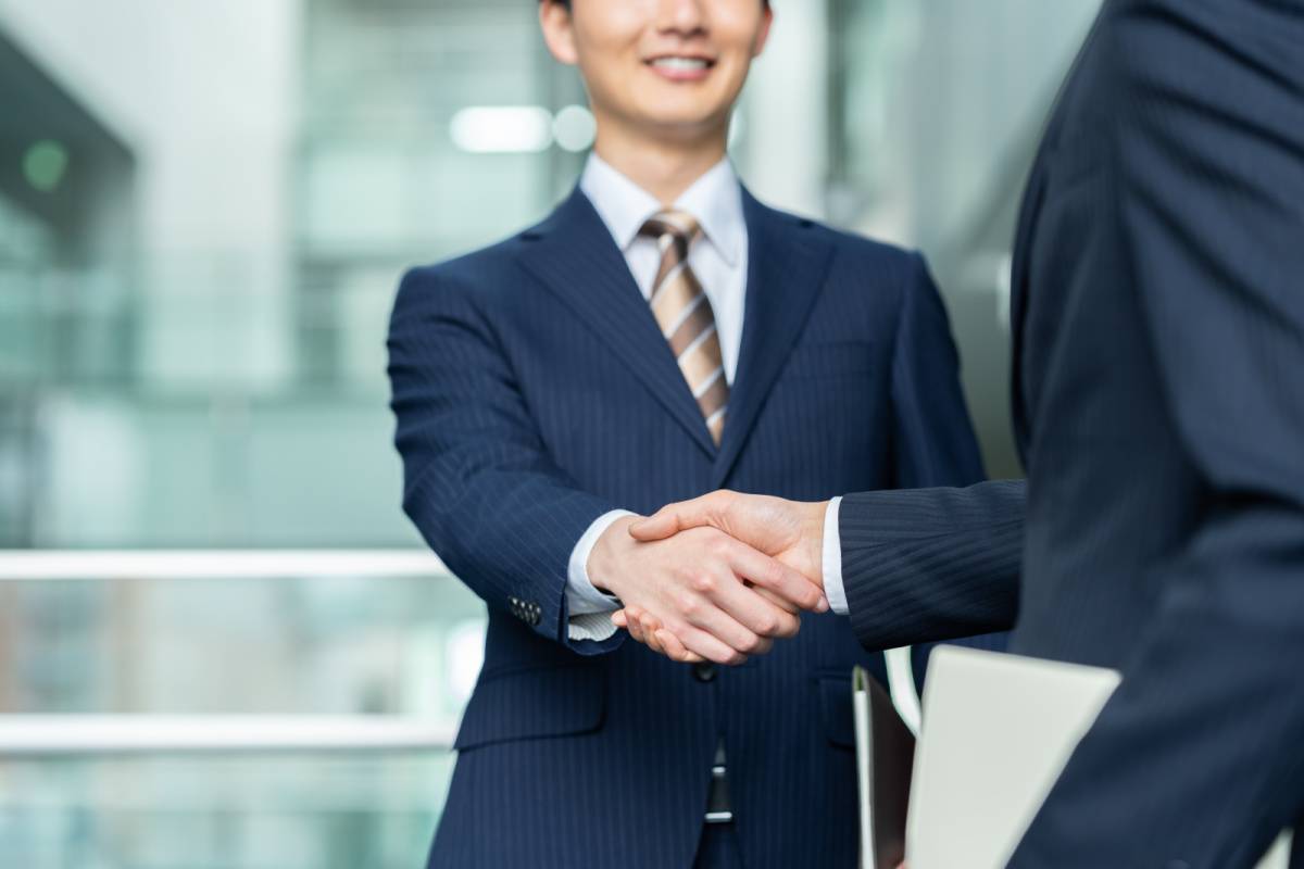 握手する人