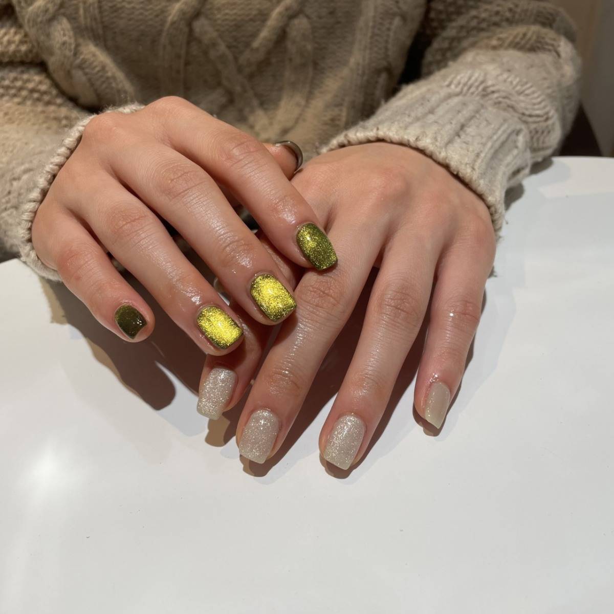 深みのあるグリーンのマグネットネイル