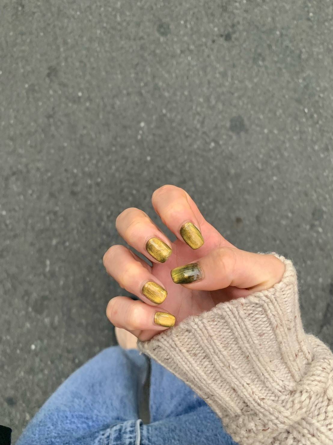 深みのあるグリーンのマグネットネイル