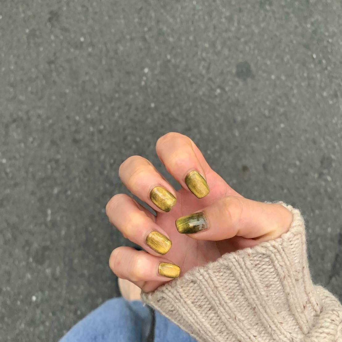 深みのあるグリーンのマグネットネイル