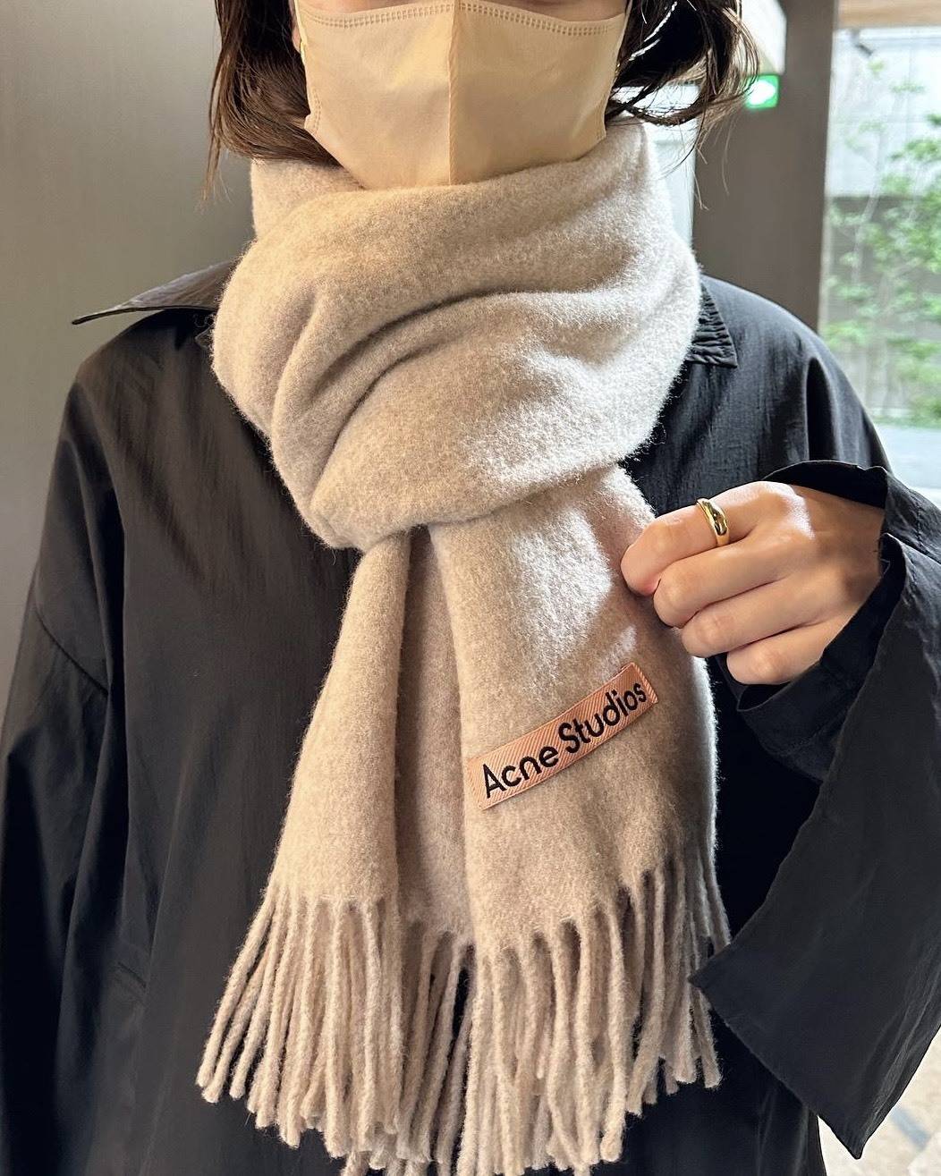 Acne Studiosのマフラー着画