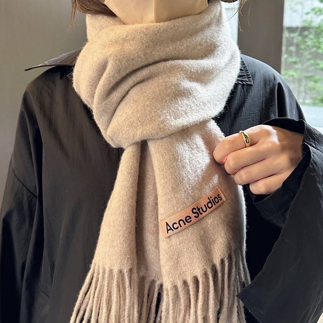 Acne Studiosのマフラー着画