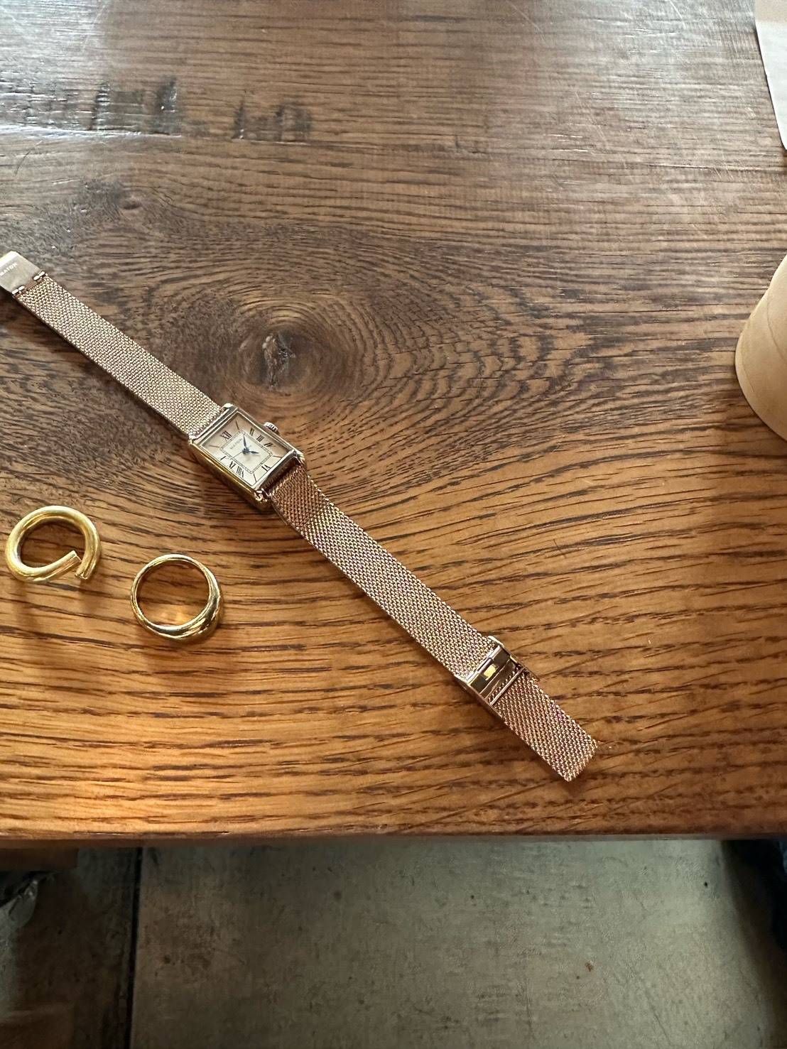 ピンクゴールドの腕時計