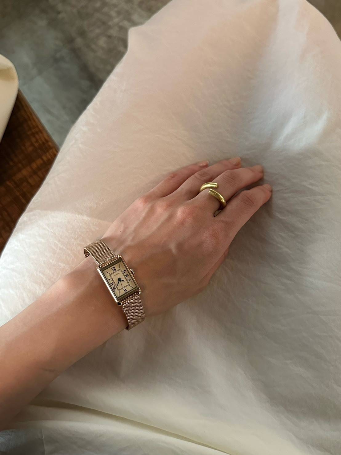 ピンクゴールドの腕時計着画