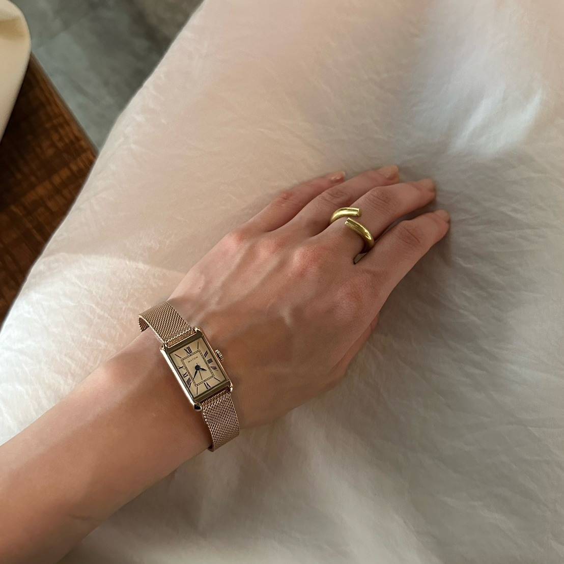 ピンクゴールドの腕時計着画